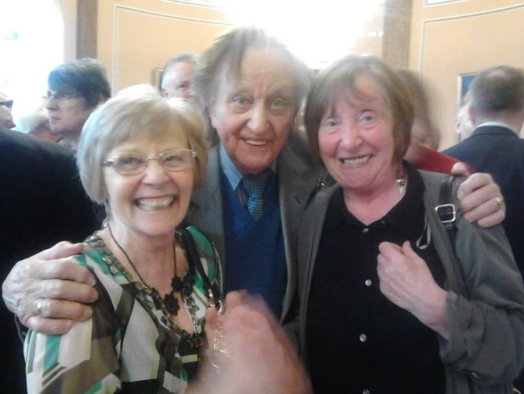 Mary Gonzalez and her sister Joan meeting Sir Ken Dodd